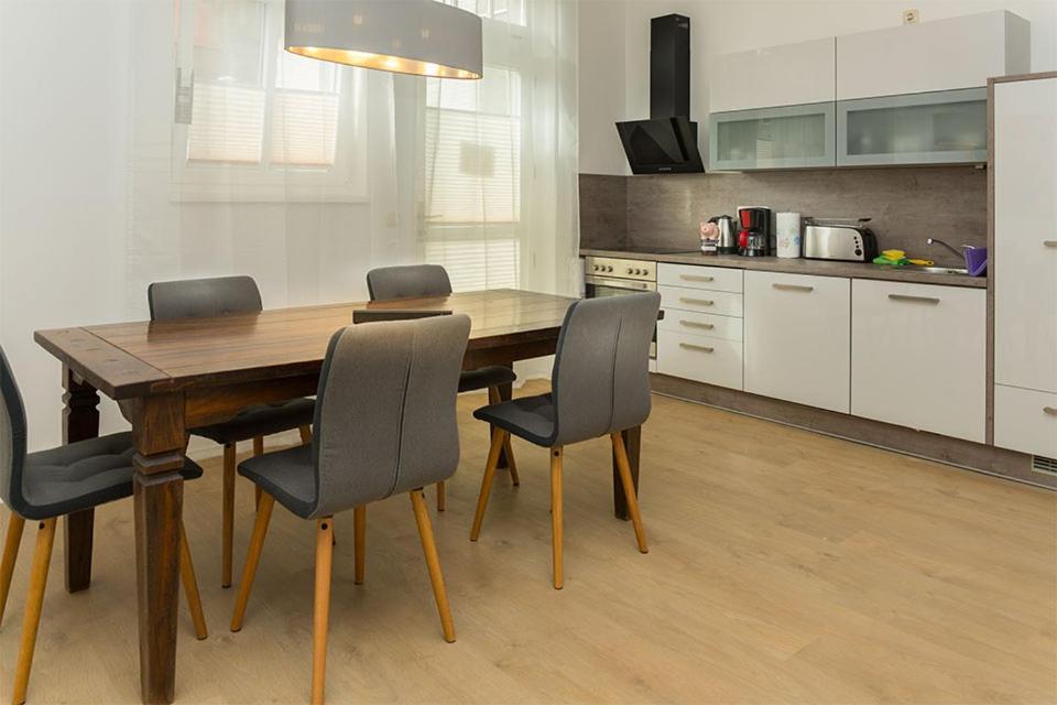 H&H Apartments Im Herzen Der Stadt In Der Lange Strasse Geraeumig Ruhig Mit Kueche Und Esstisch Greifswald Extérieur photo
